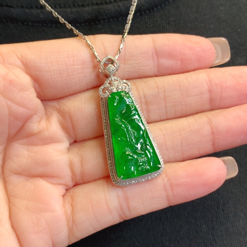 【闪购商品】颈饰18K金镶嵌翡翠山水牌