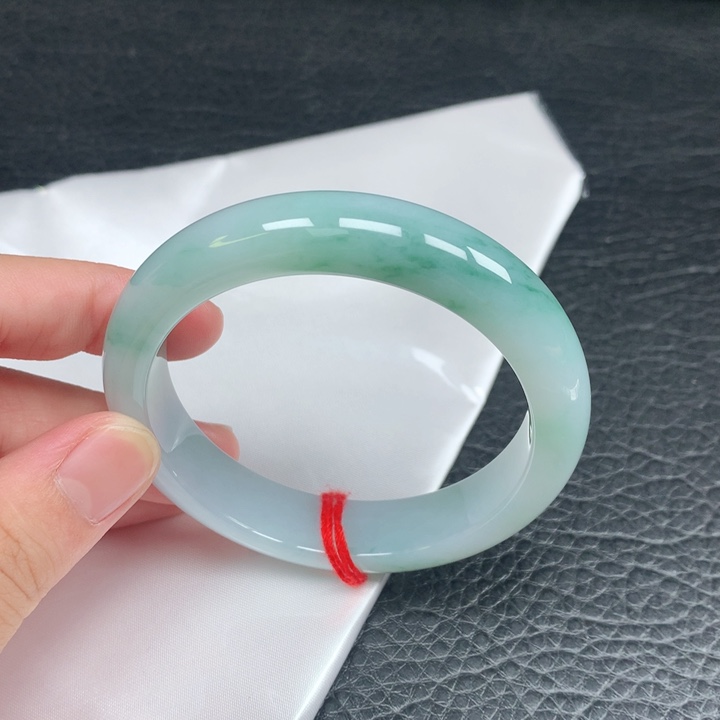 翡翠手镯未镶嵌。