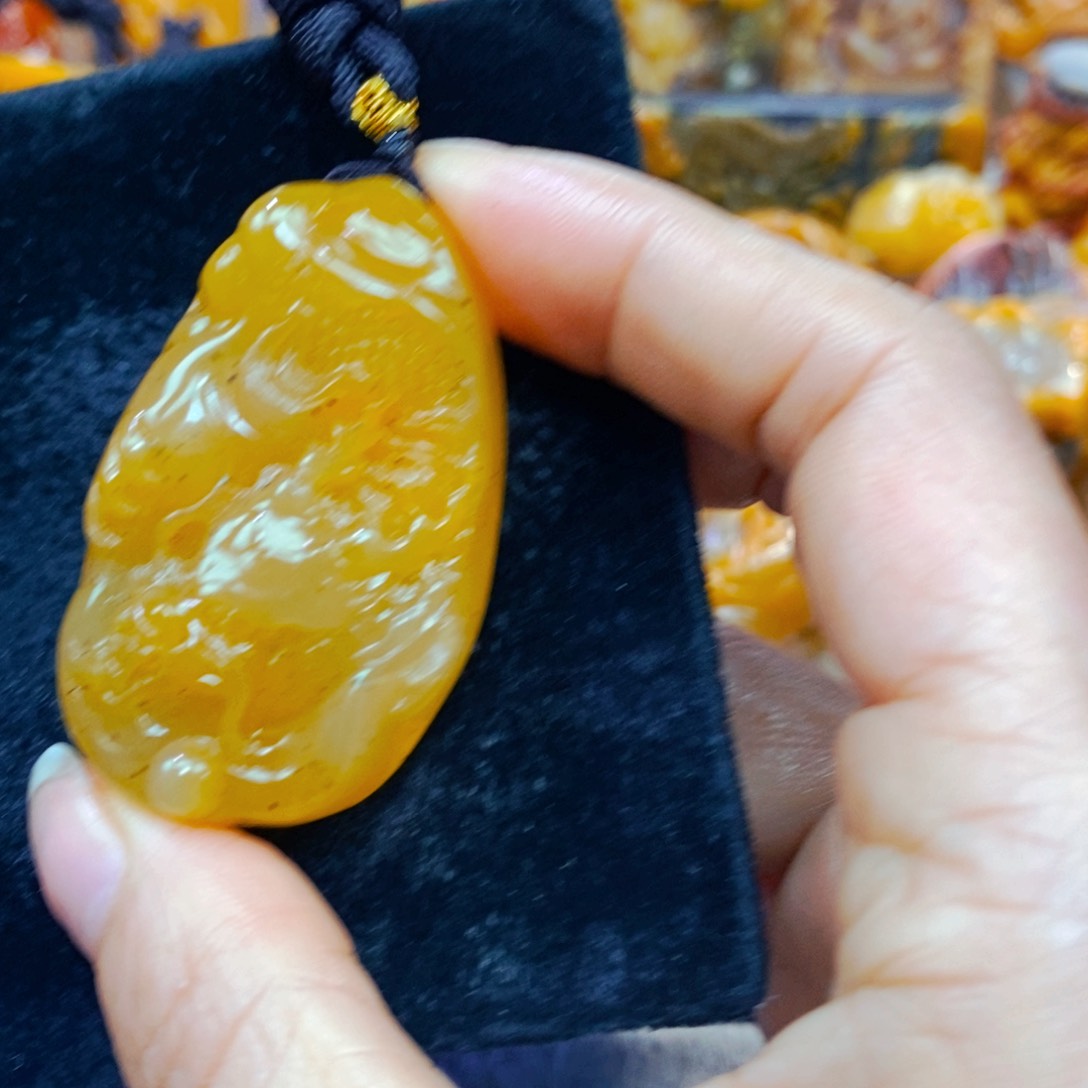 未镶嵌石英质玉（黄龙玉）颈饰