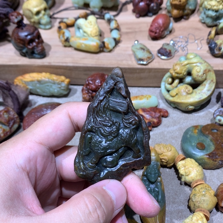 未镶嵌岫岩河磨玉（透闪石质玉）挂件