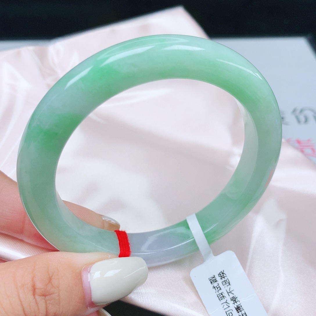 翡翠手镯未镶嵌早20