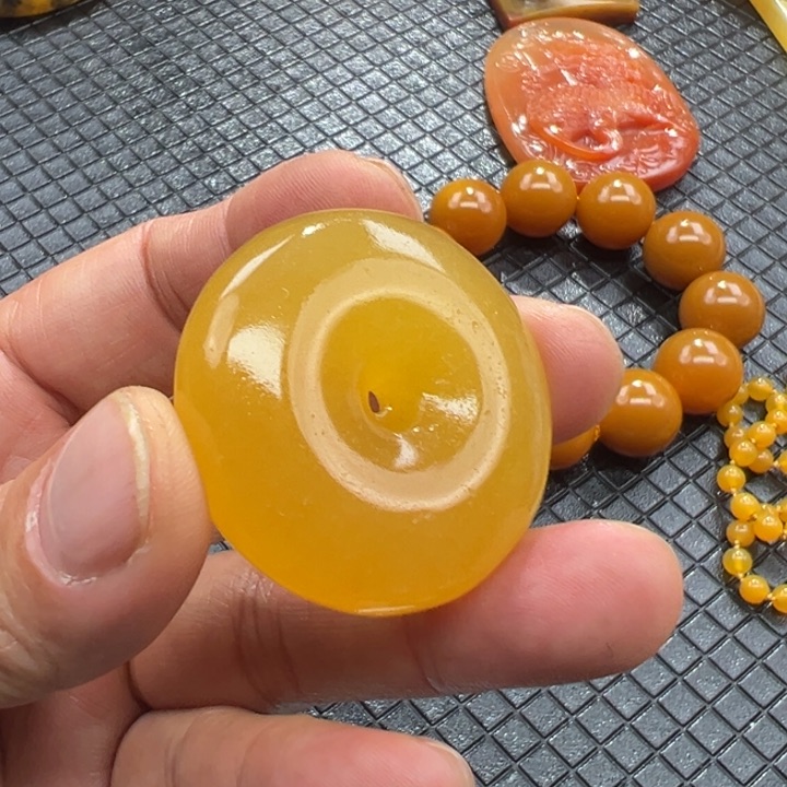 石英质玉（黄龙玉）颈饰未镶嵌