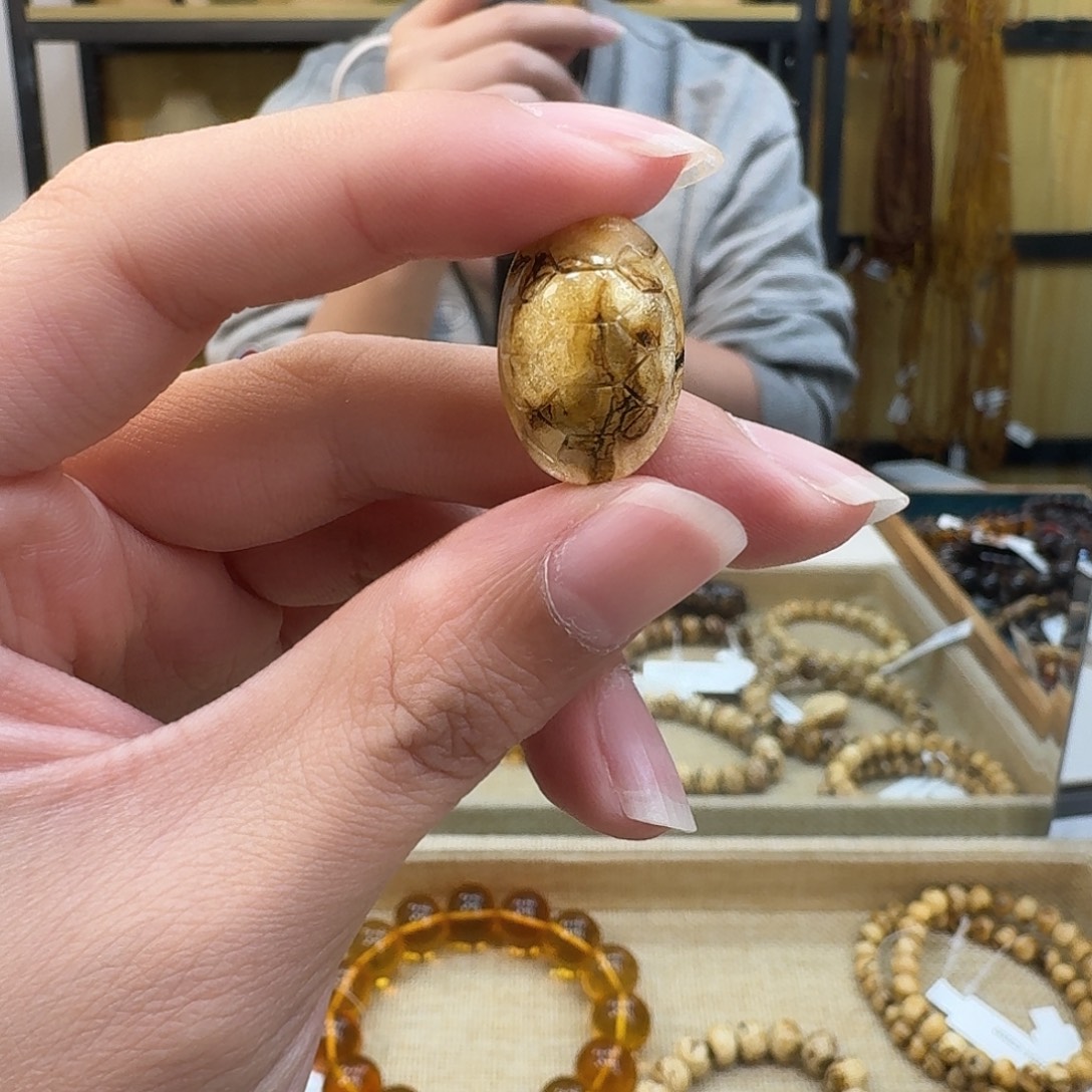 青***君琥珀未镶嵌裸石抚顺琥珀富甲一方