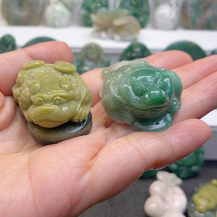 @***饼未镶嵌独山玉颈饰有色线矿坑纹