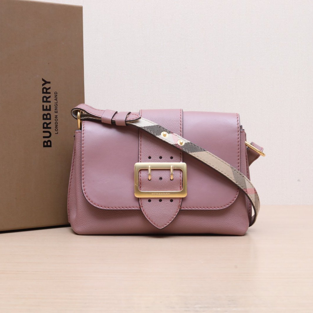 95新 BURBERRY/博柏利 粉色 金扣 巴宝莉 斜挎包P205844224