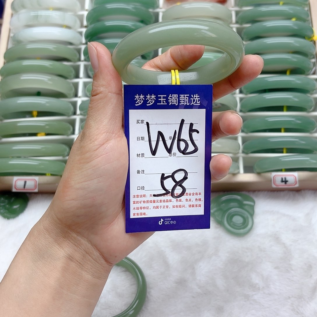 石英质玉手镯未镶嵌小**?