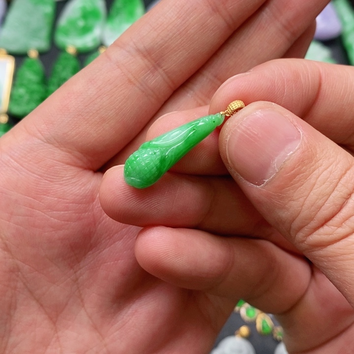 翡翠颈饰未镶嵌吊坠
