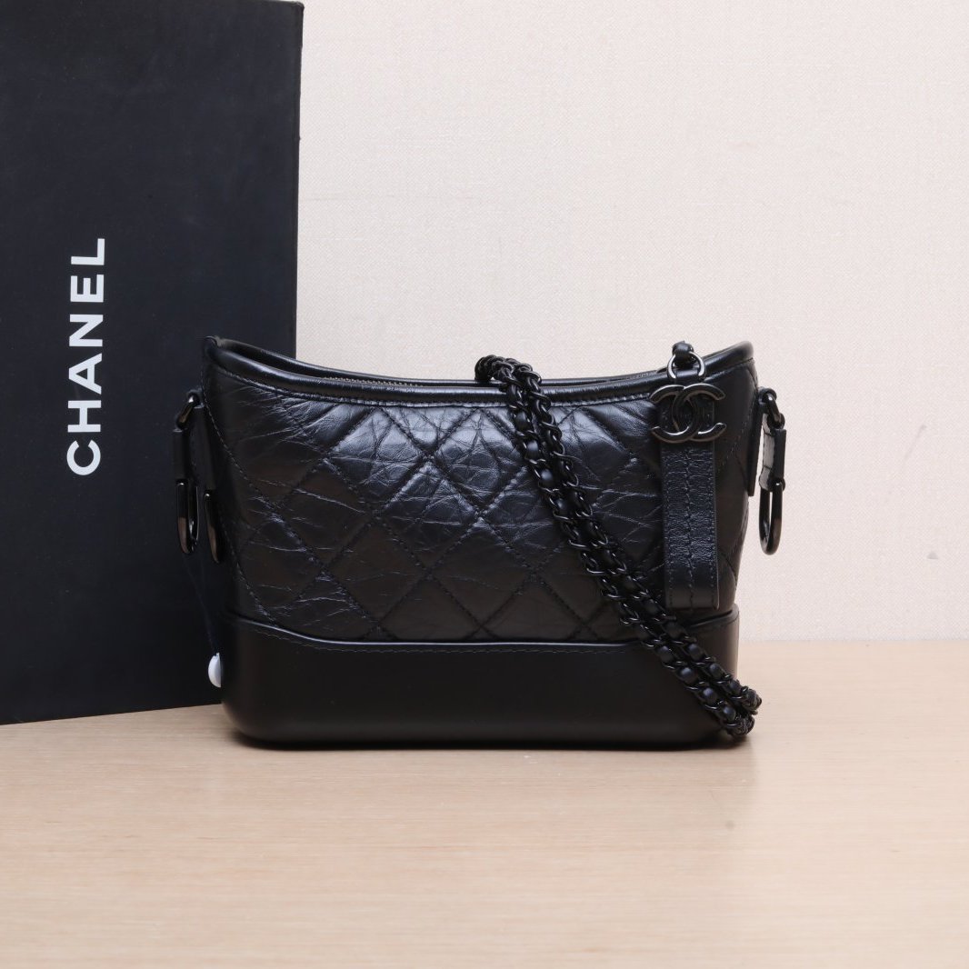 95新 Chanel/香奈儿 斜跨包 20 黑色 皮革C 28开 黑扣 P215563679