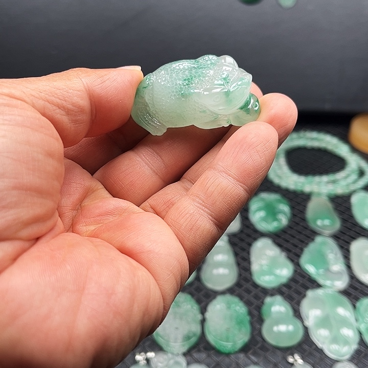 石英质玉（非洲翠）未镶嵌颈饰