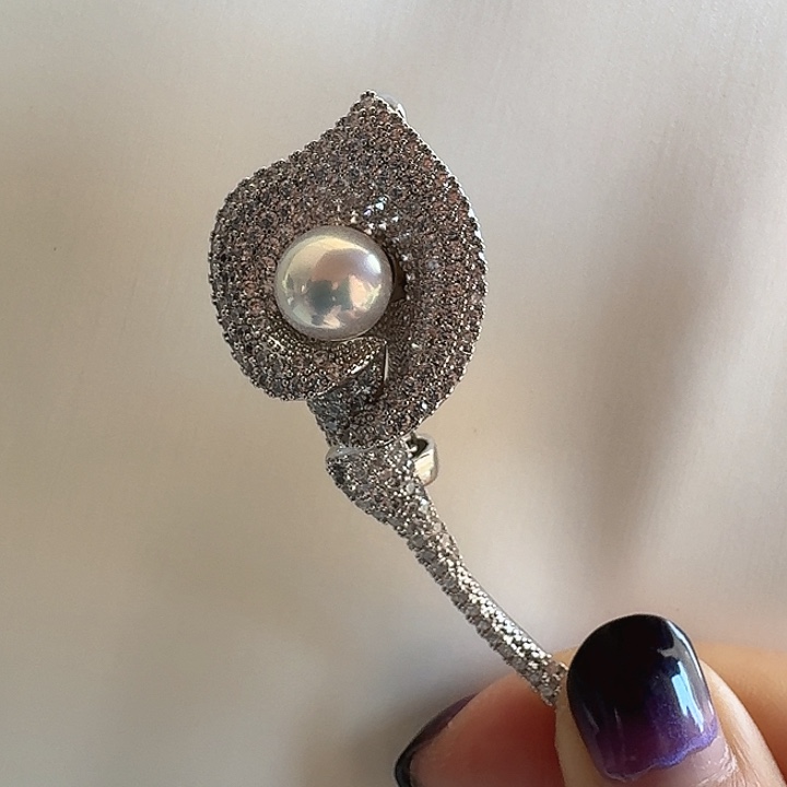 合金淡水珍珠胸饰马蹄莲胸针