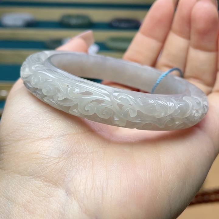 和田玉手镯57圈口。编号31未镶嵌