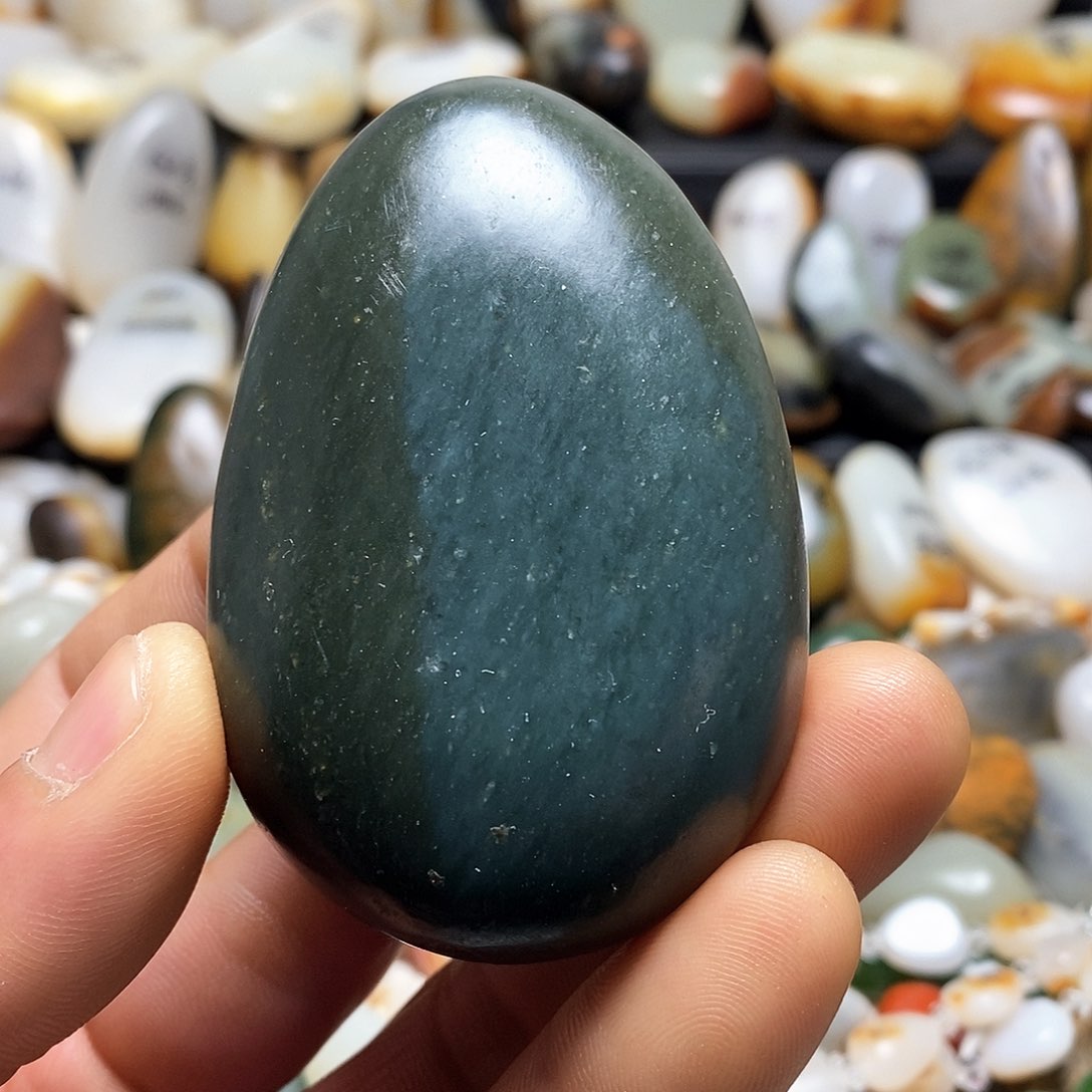 和田玉颈饰未镶嵌沙枣青手把件原石