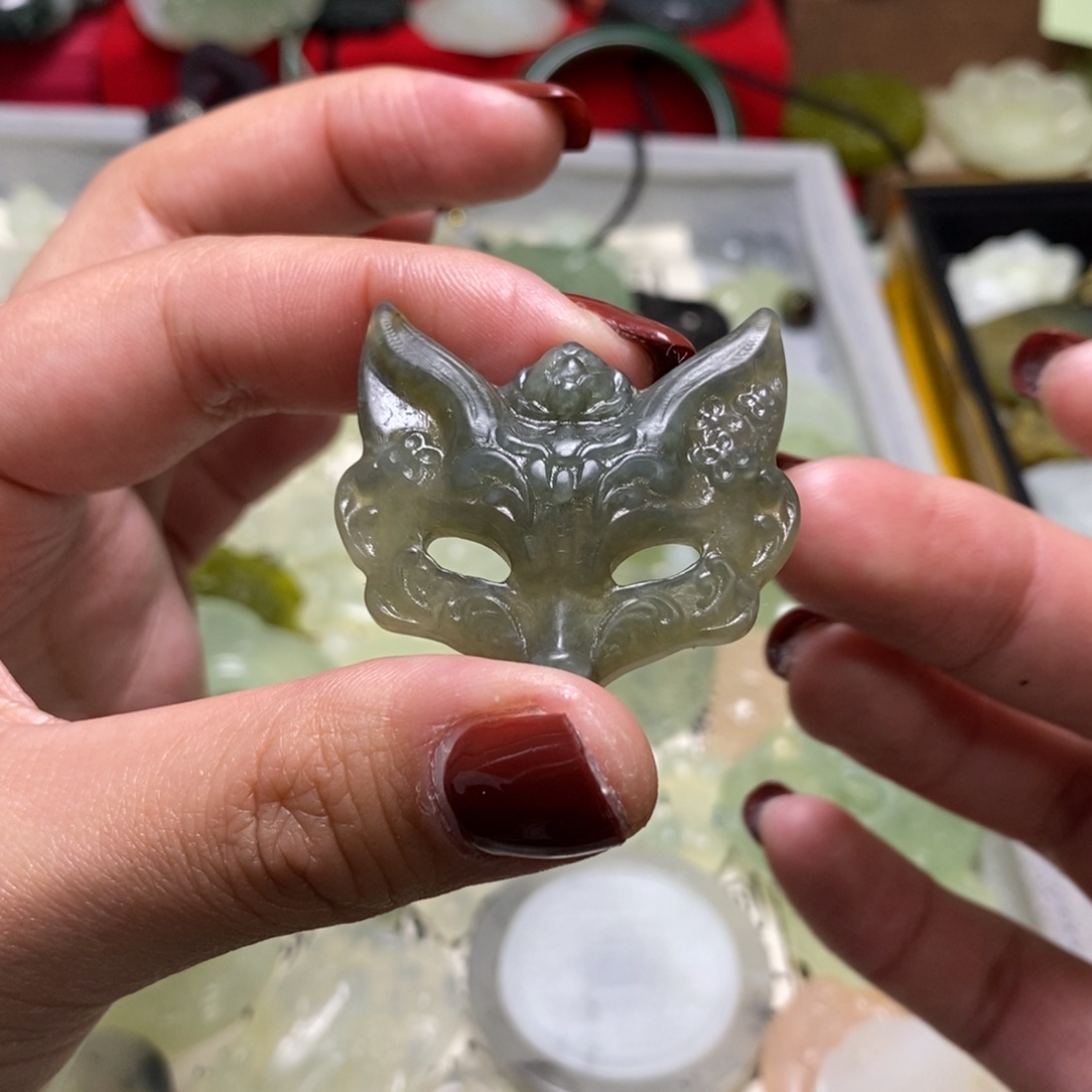 蛇纹石玉颈饰未镶嵌