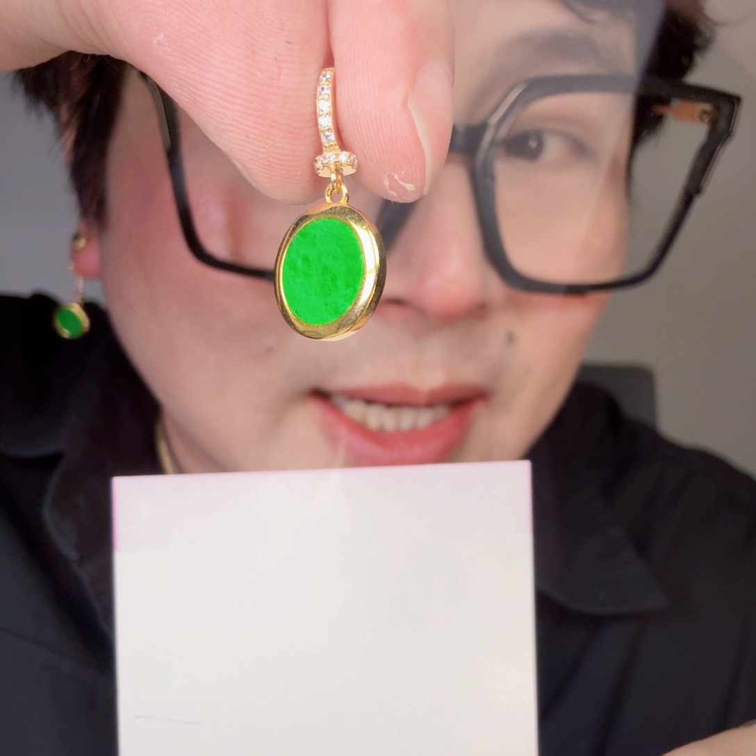 翡翠未镶嵌颈饰一件