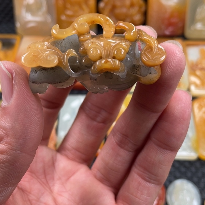 石英质玉（黄龙玉）颈饰未镶嵌