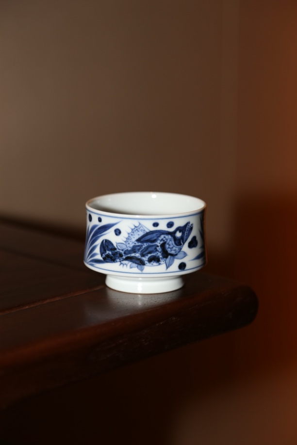 景德镇仿元青花鱼藻纹大方无隅款马蹄杯