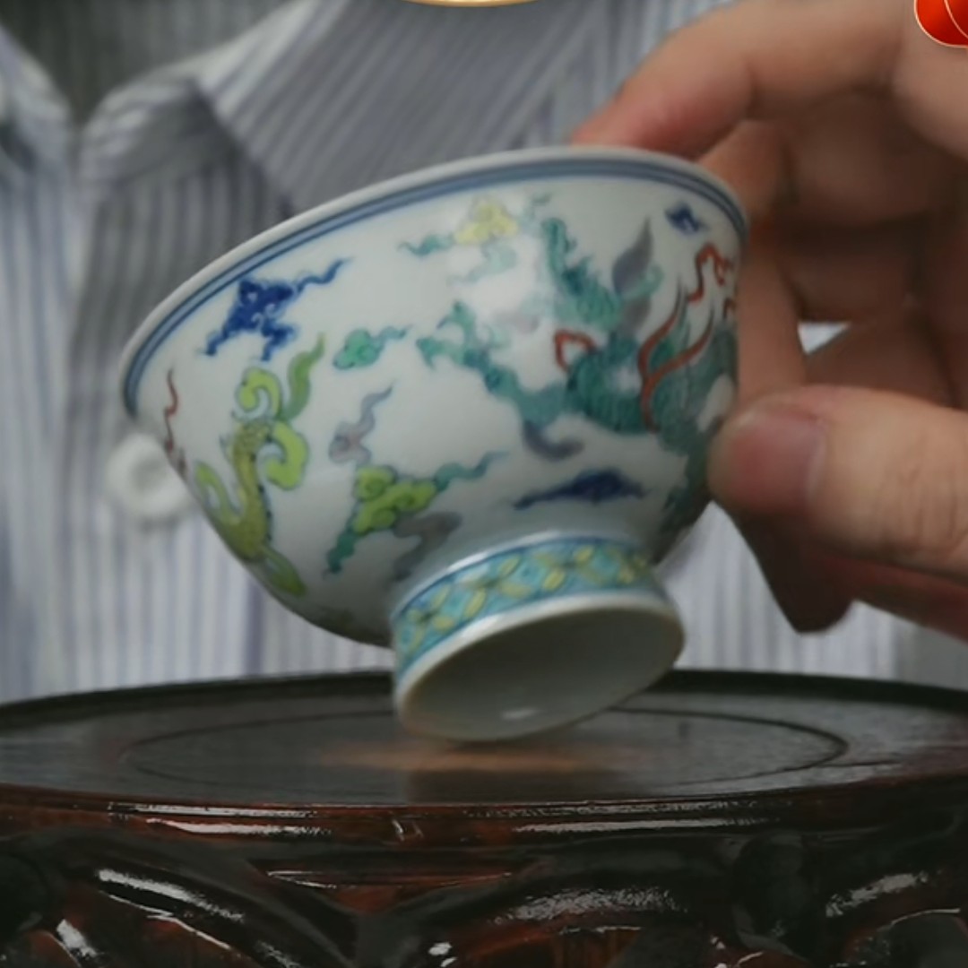 M斗彩龙纹高足杯