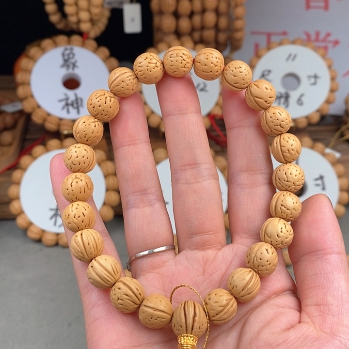 桃核手串金蝉子11.5A抛光板尺寸误差0.5之间