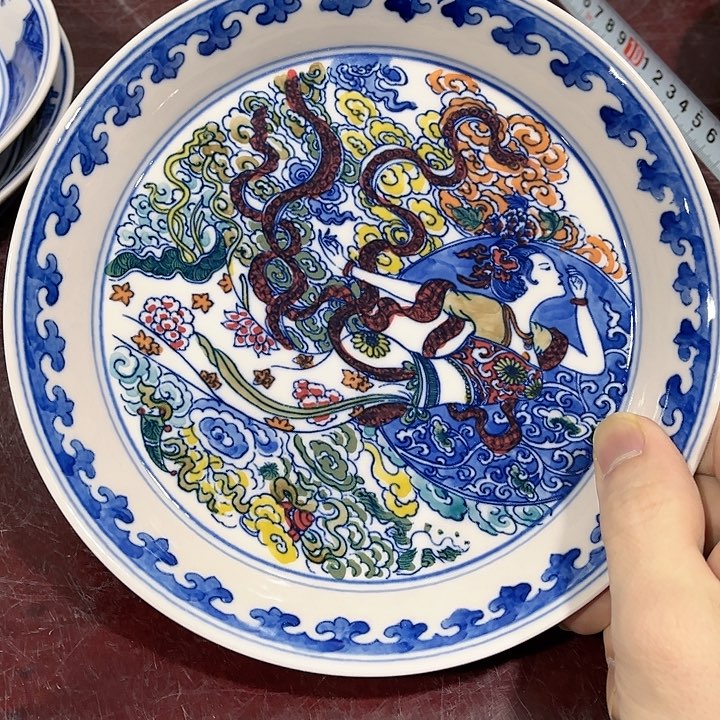 瓷片////直径19厘米。红。