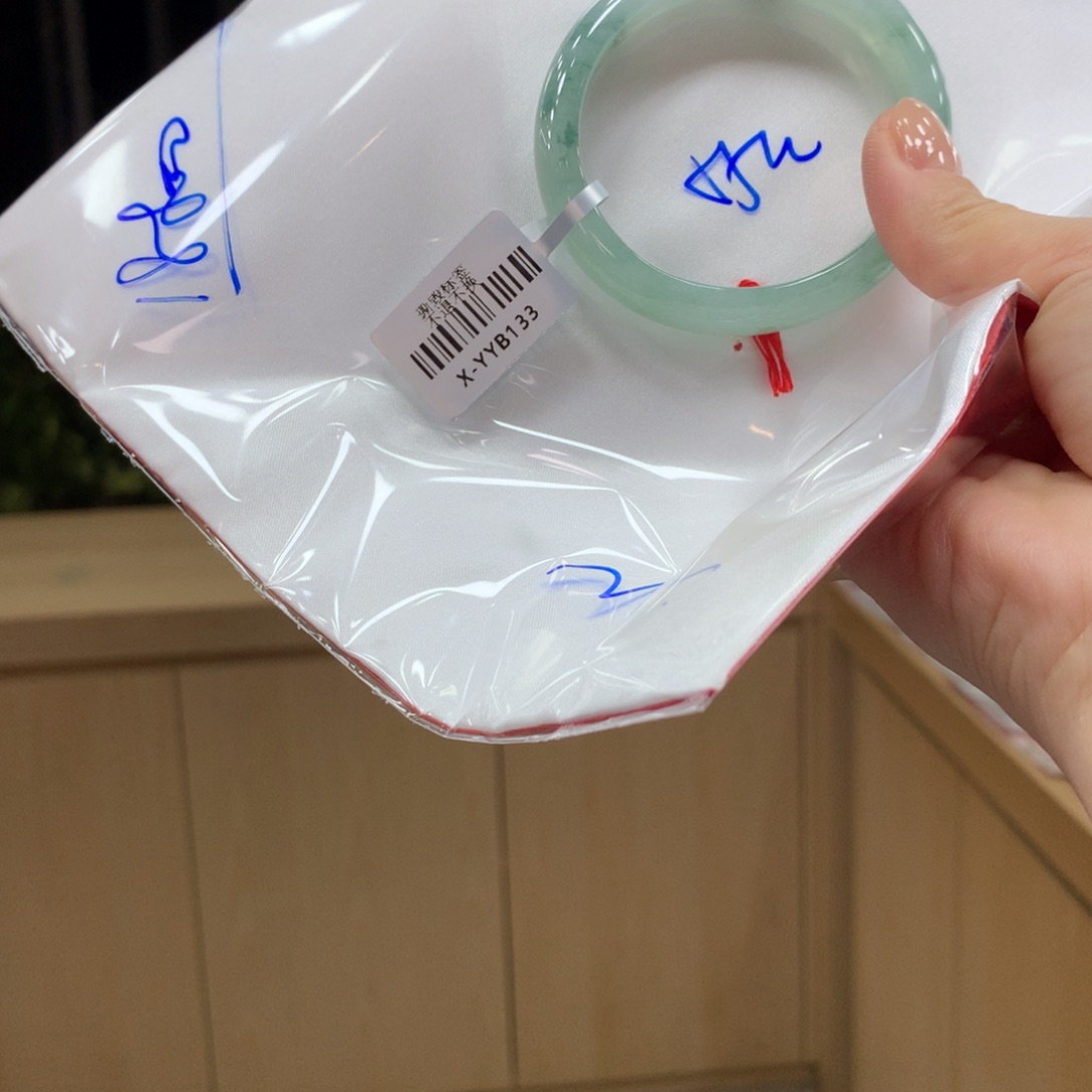 翡翠手镯未镶嵌不退不换