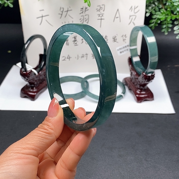 翡翠手镯未镶嵌70尺寸