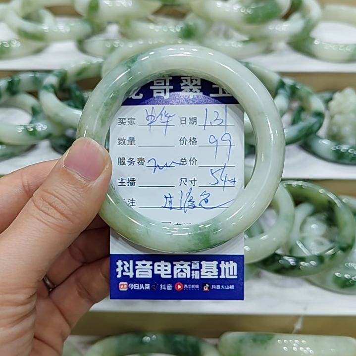 透闪石-蛇纹石玉手镯未镶嵌中**场