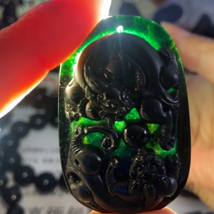 翡翠未镶嵌颈饰貔貅