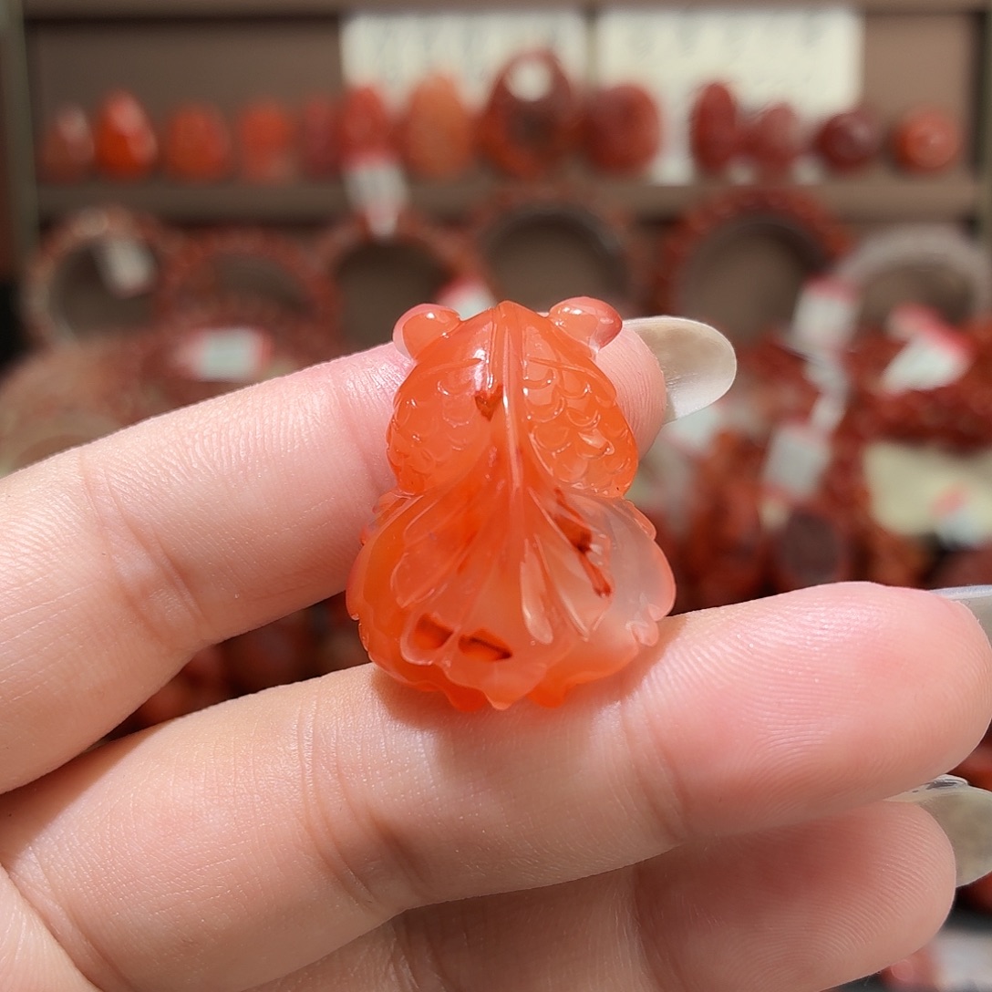 南红玛瑙未镶嵌颈饰金鱼吊坠