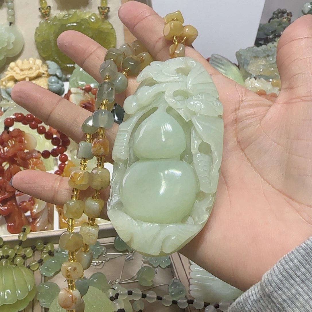 未镶嵌蛇纹石玉吊坠张*猪