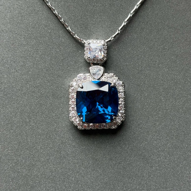 B820蓝色公主方吊坠