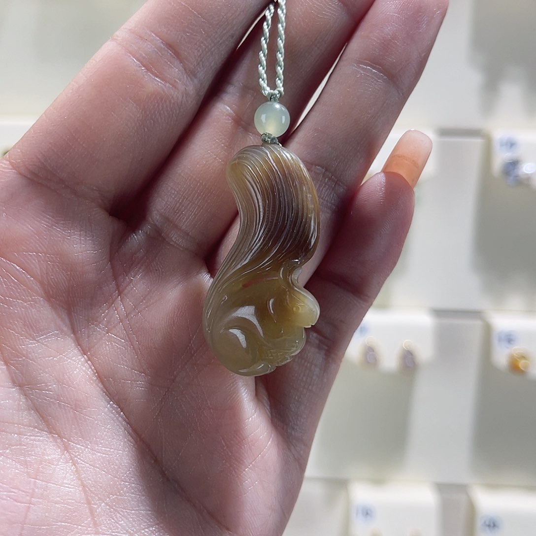 和田玉未镶嵌颈饰松鼠