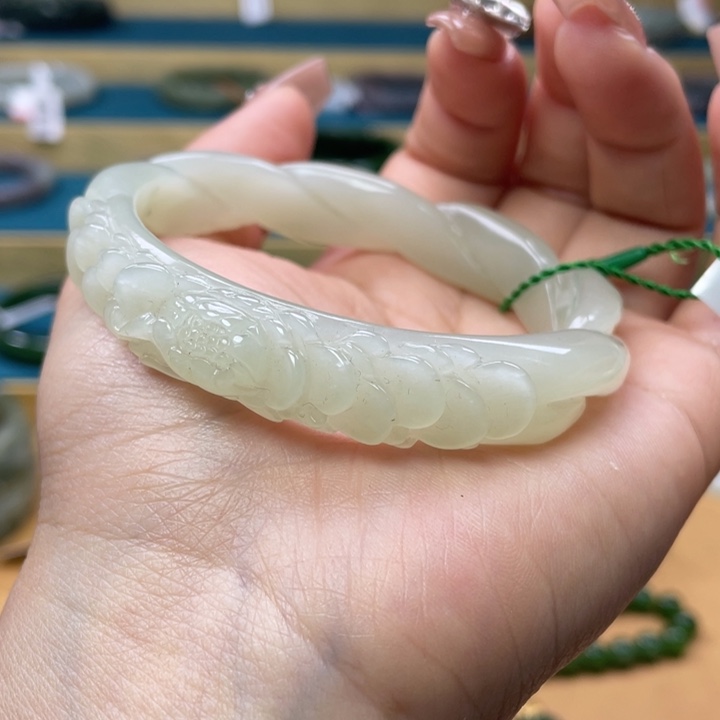 和田玉手镯59圈口。编号26未镶嵌