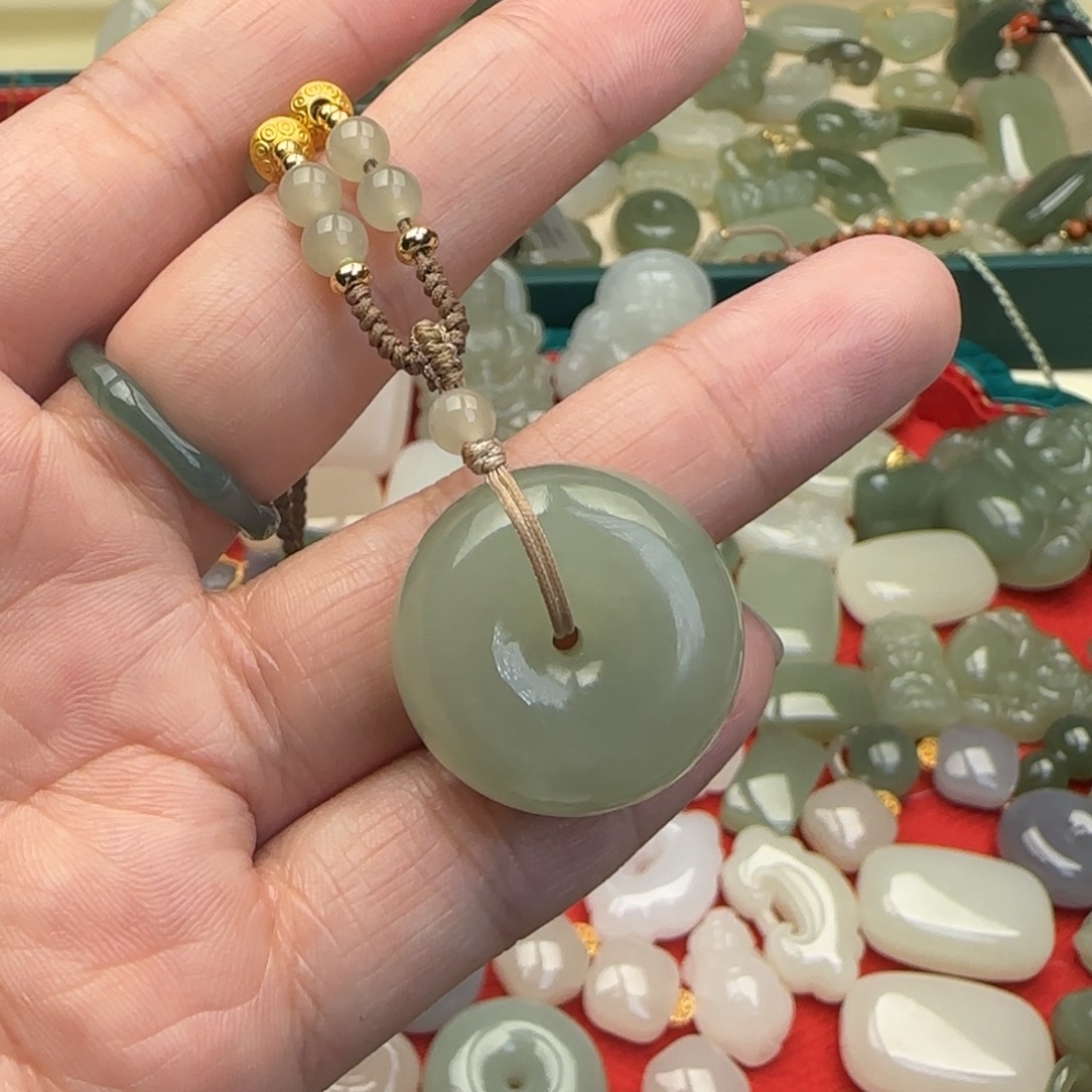 和田玉颈饰未镶嵌朝****?