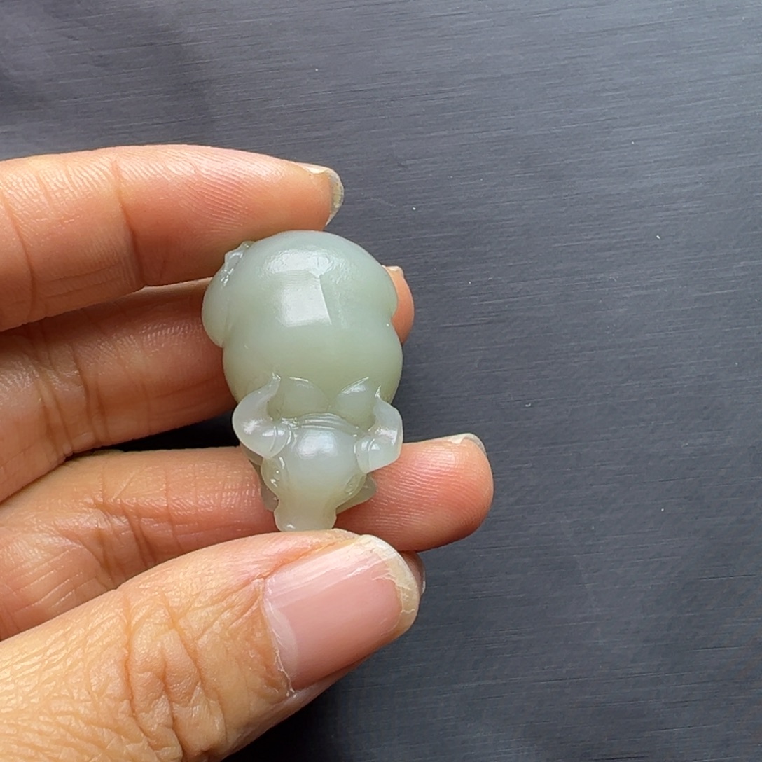 听***着和田玉未镶嵌挂件