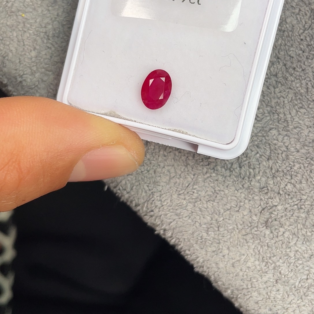 红宝石裸石未镶嵌1.279Ct。