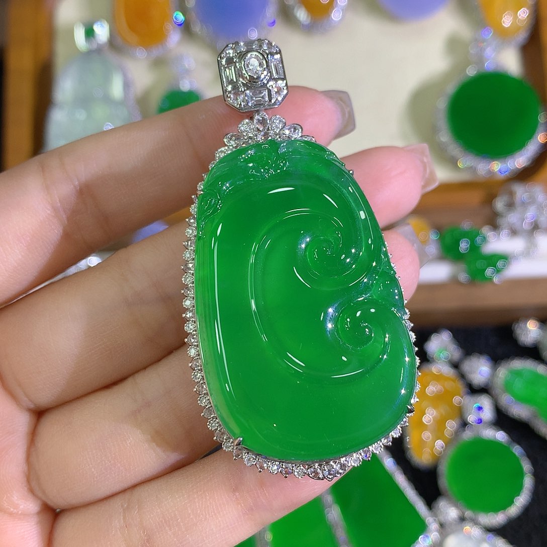 颈饰18K金镶嵌翡翠大如意