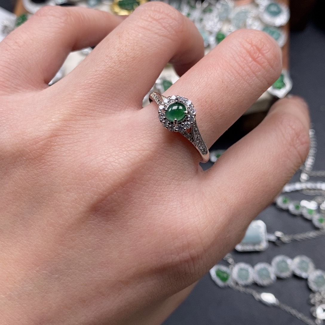 翡翠颈饰未镶嵌翡翠