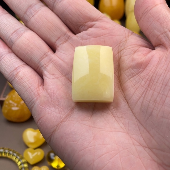 琥珀未镶嵌颈饰如图