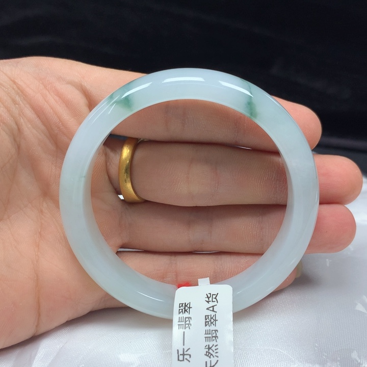 翡翠手镯（圆镯）未镶嵌53.3