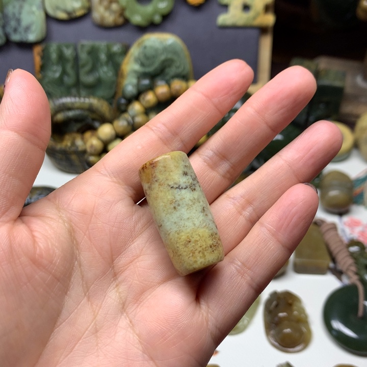 透闪石质玉未镶嵌颈饰