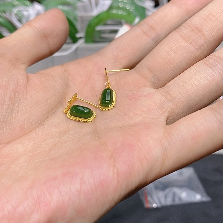 艾***佳和田玉银S925镀金镶嵌耳饰