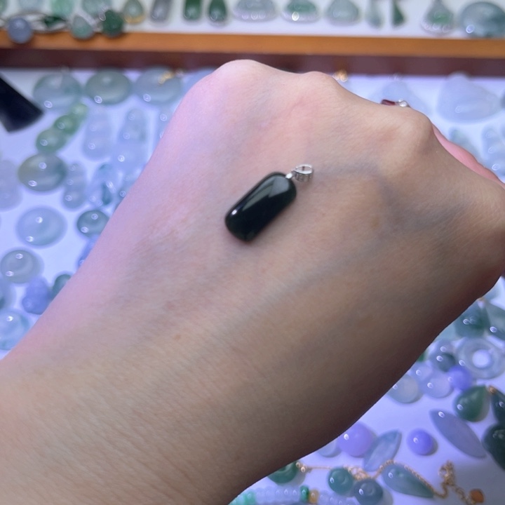 翡翠18K金镶嵌颈饰天然缅甸翡翠A货蓝水无事牌