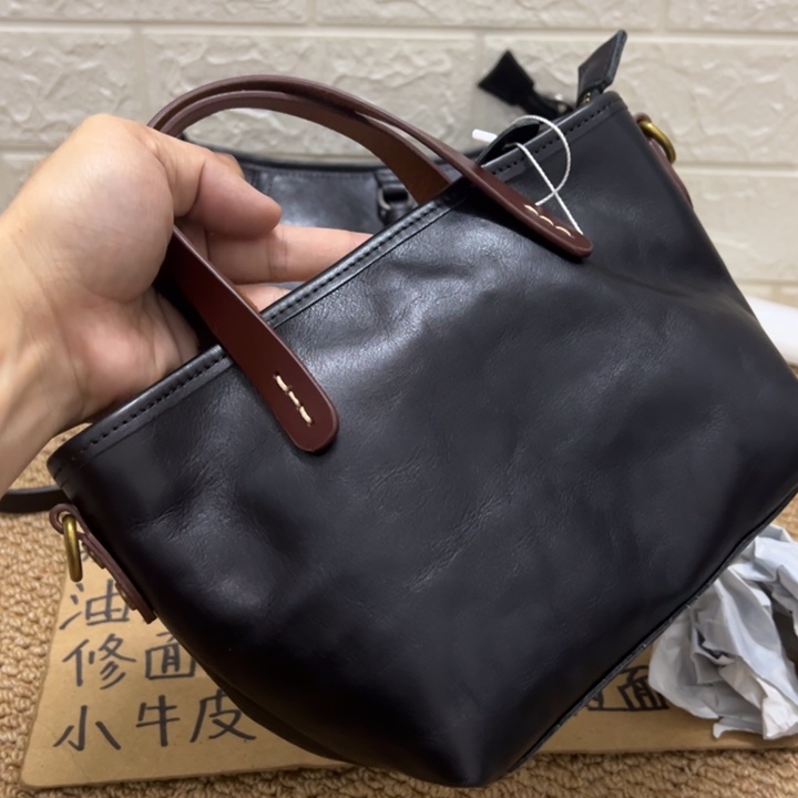 黑色。头层牛皮真皮包包
