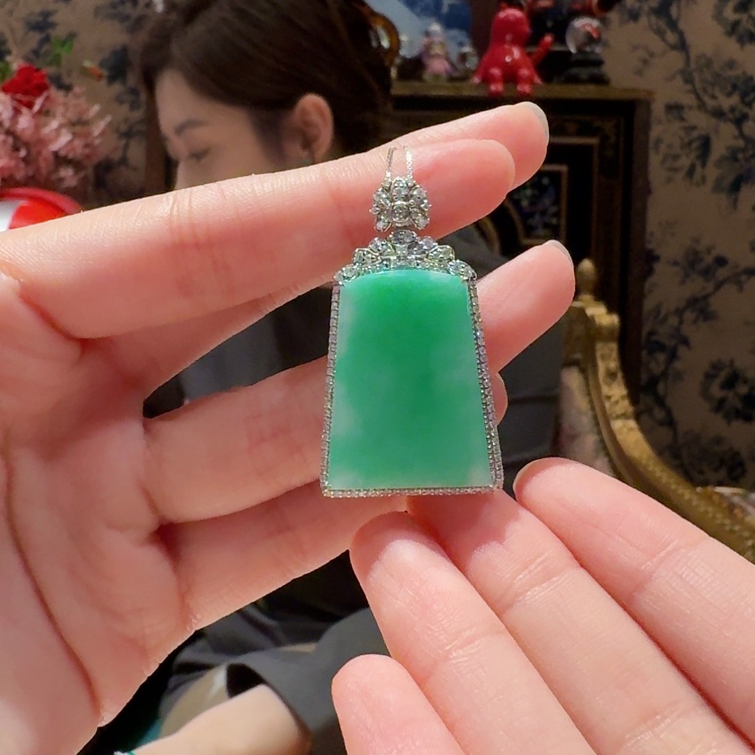 翡翠吊坠(赠链)18K金镶嵌吊坠