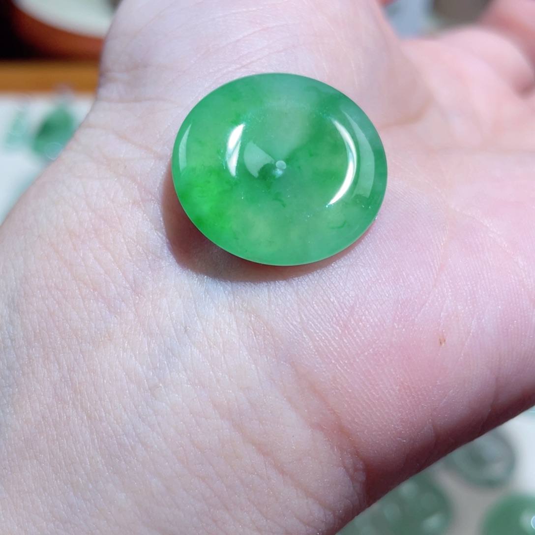 翡翠未镶嵌颈饰平安扣