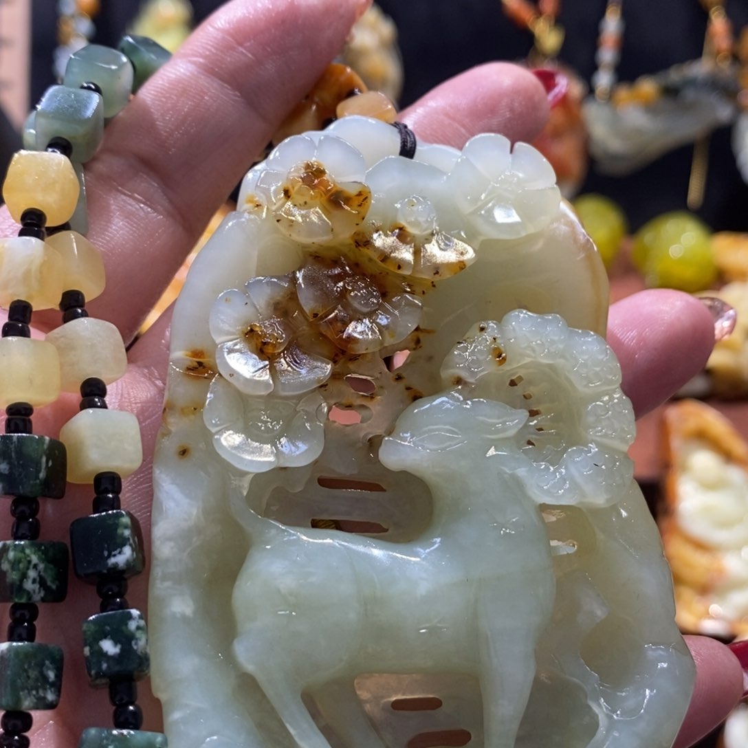 蛇纹石玉颈饰未镶嵌