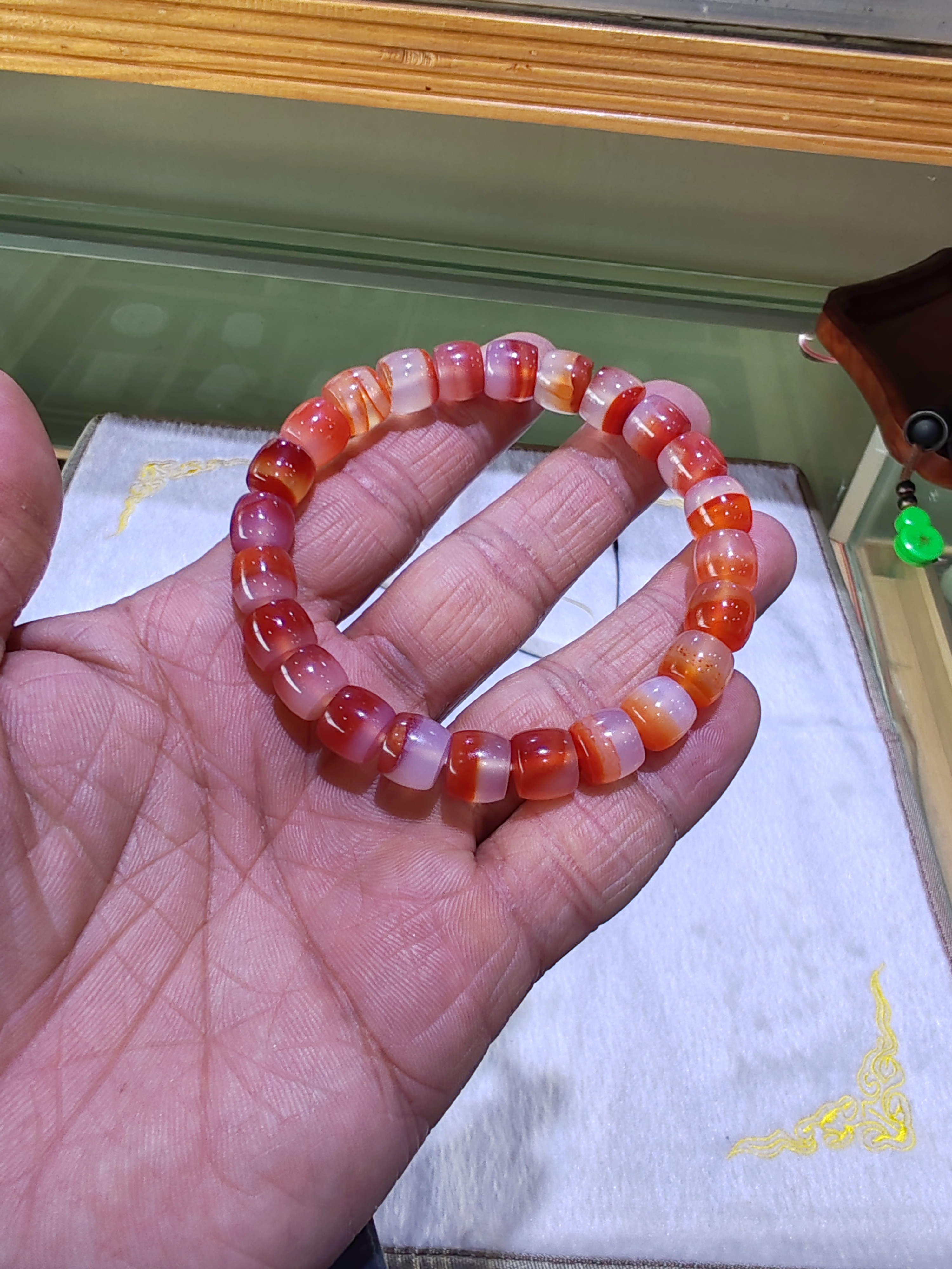 南红桶珠手串，一半白一半红，也可叫聚宝盆南红手串，直径0.92㎝
