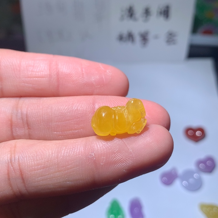 落***音翡翠未镶嵌颈饰挂件