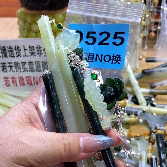 蛇纹石玉发簪未镶嵌白**鲤