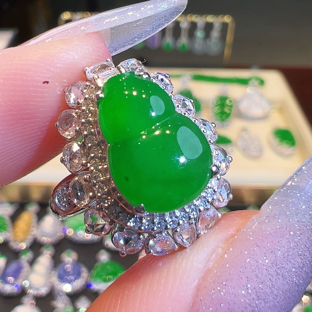 翡翠戒指18K金镶嵌翡翠